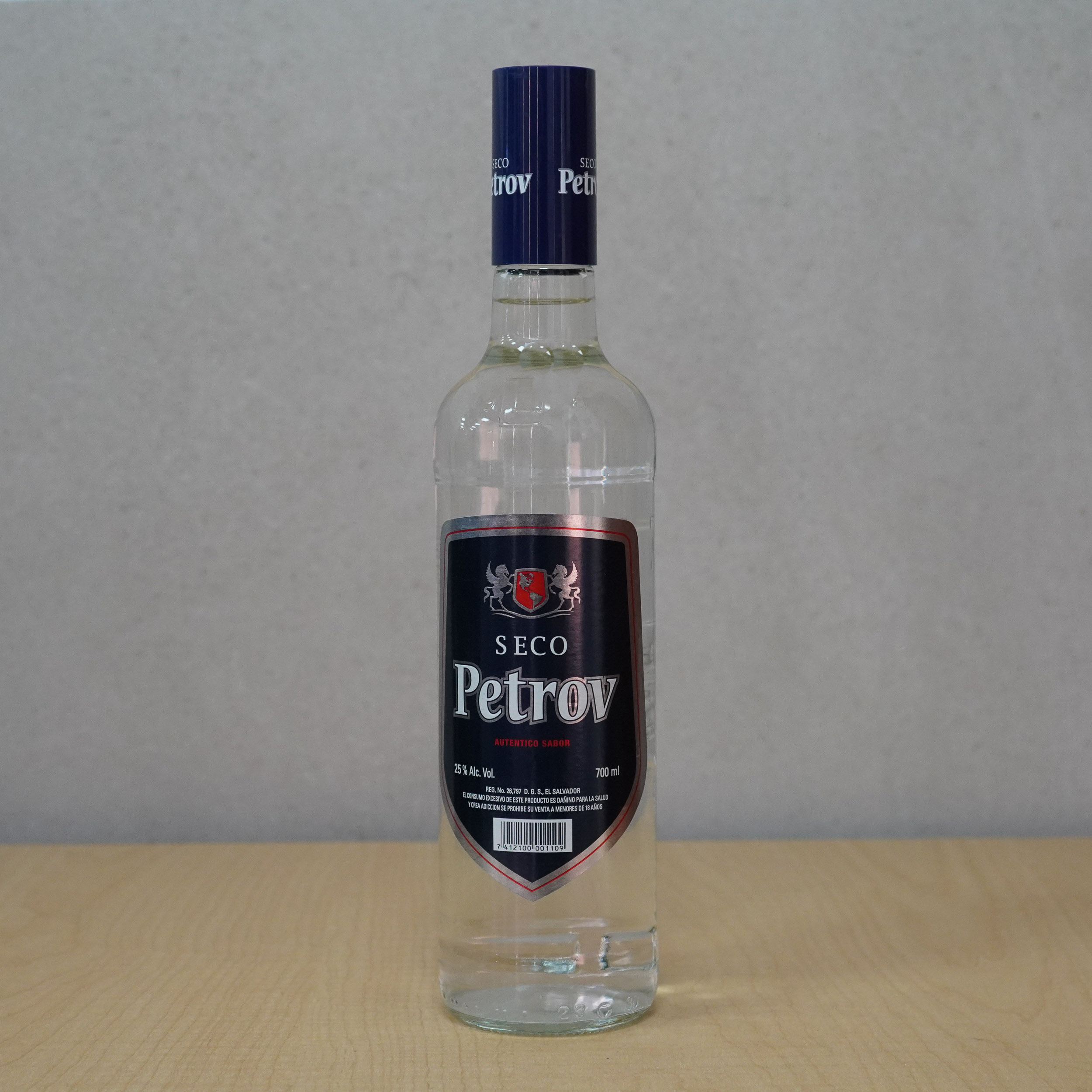 🥃 Petrov SECO– Tradición y Suavidad en Cada Gota 🌟